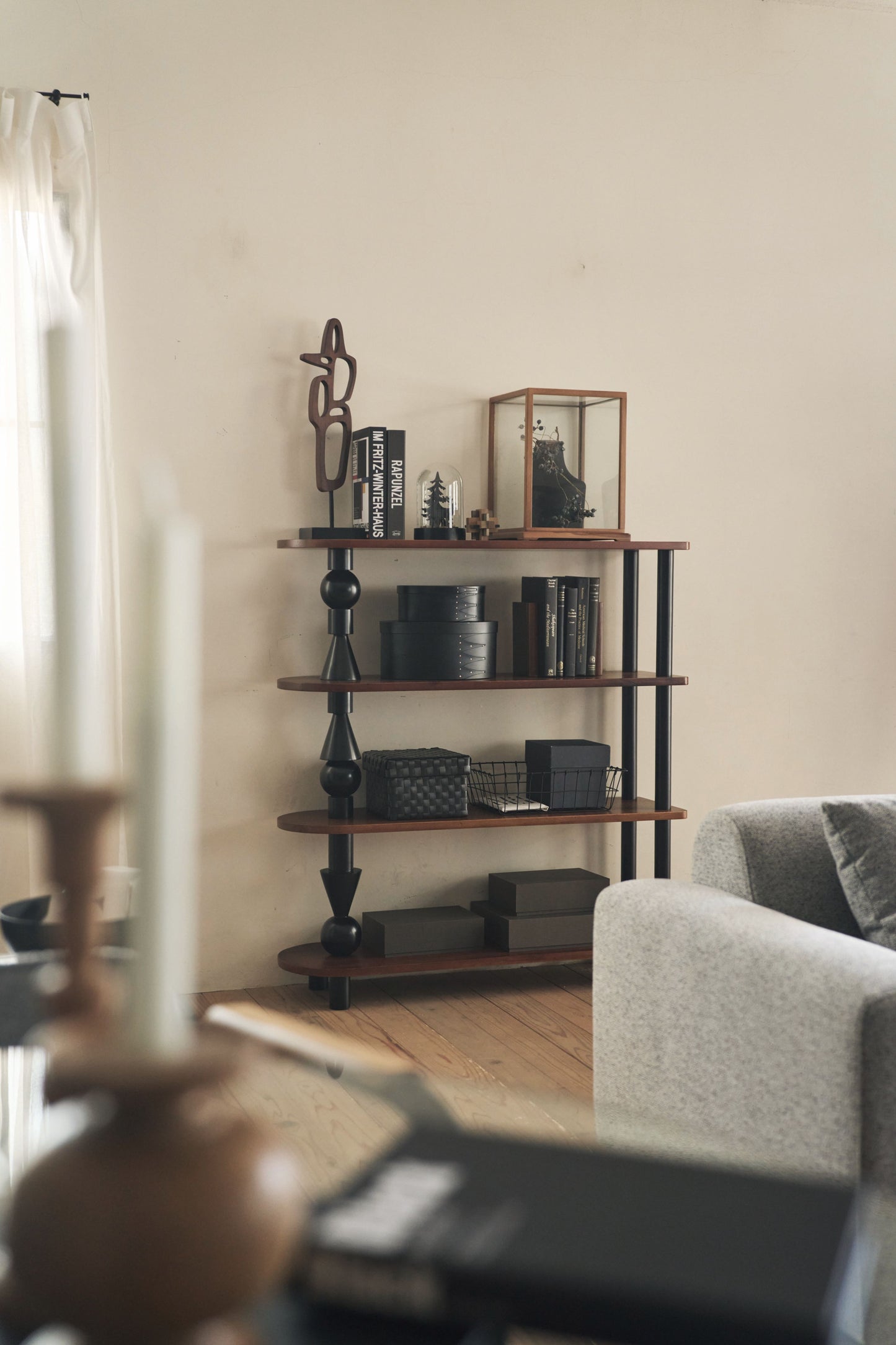 マホガニー天然木の4段シェルフ