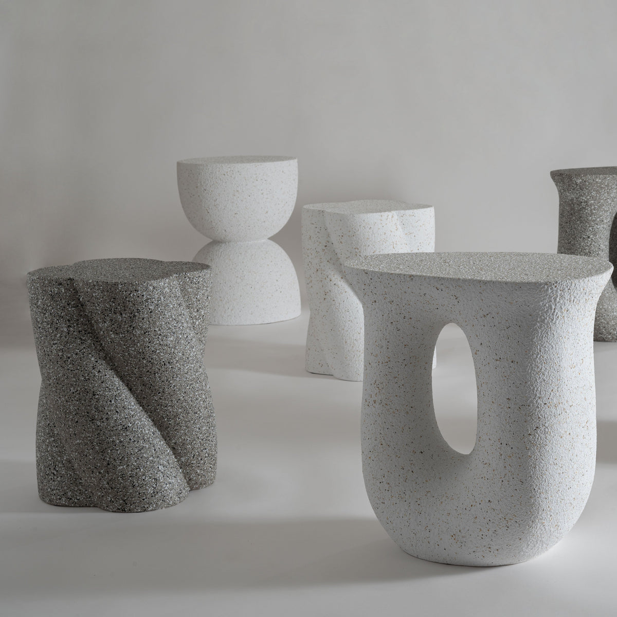 テラゾー柄のサイドテーブル 高さ46cm｜STONE