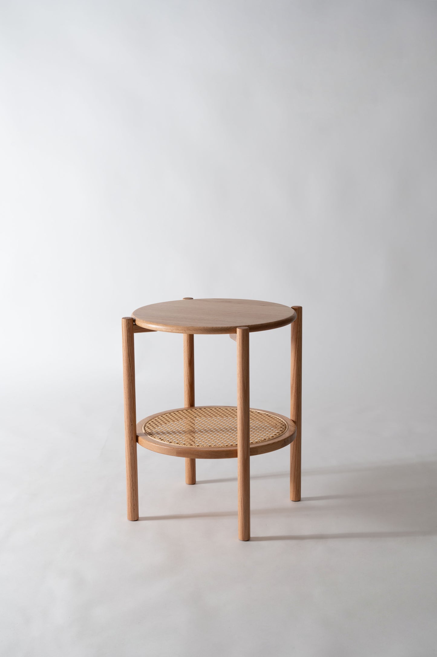 オーク材×ラタンのラウンドサイドテーブル CHERVIL F3-104｜form