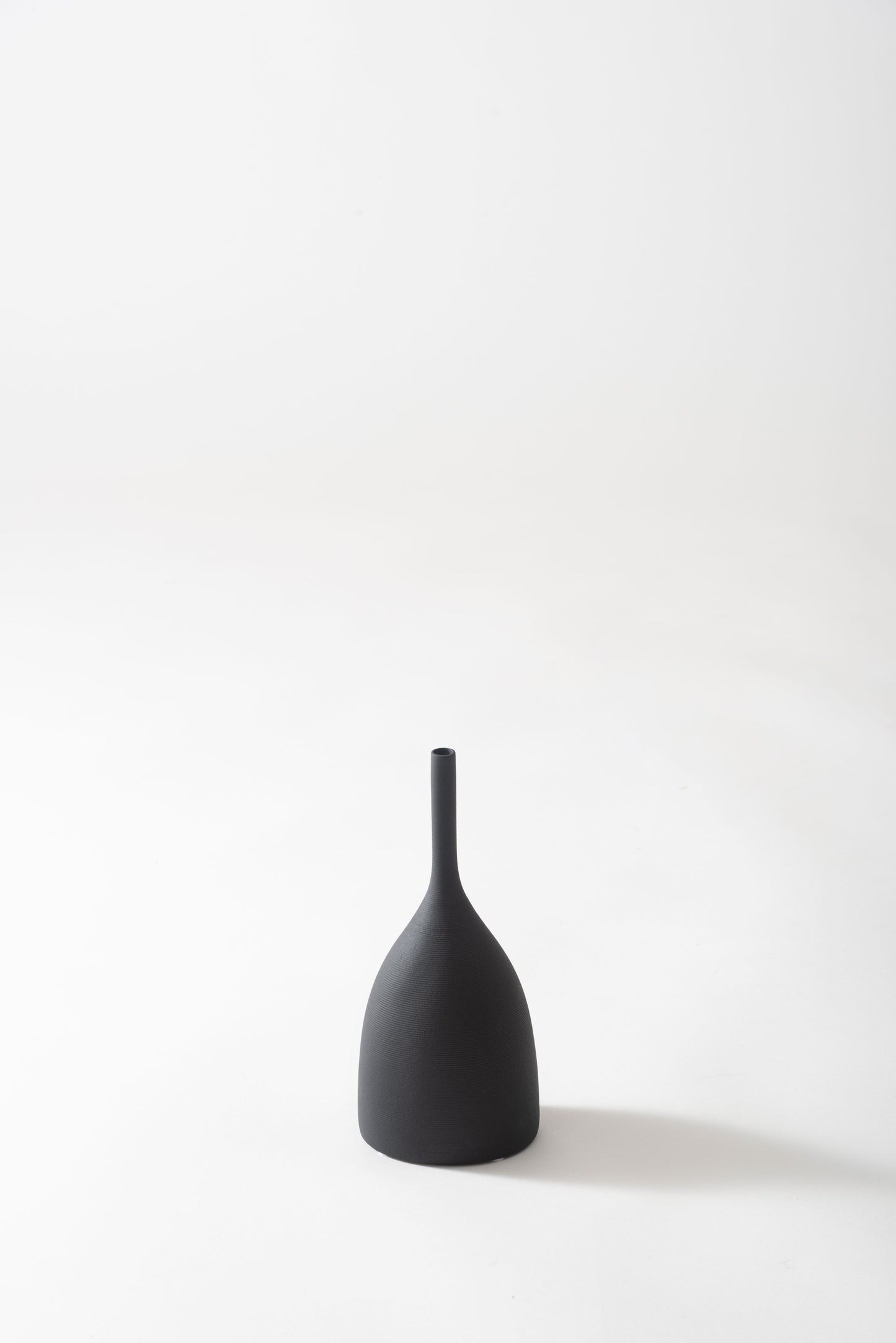 すっきりとしたフォルムの ロングフラワーベース F9-408｜form
