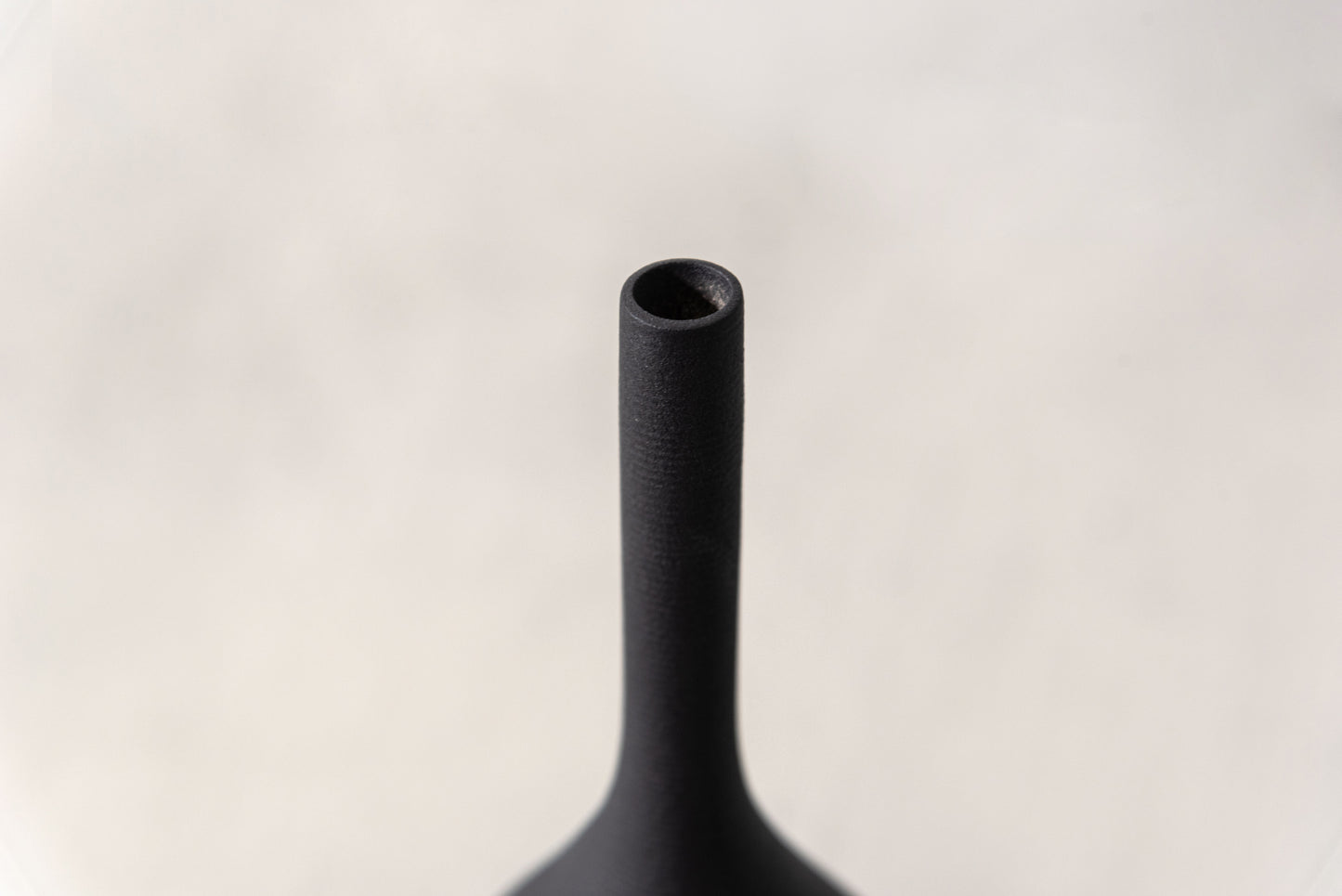 すっきりとしたフォルムの ロングフラワーベース F9-408｜form