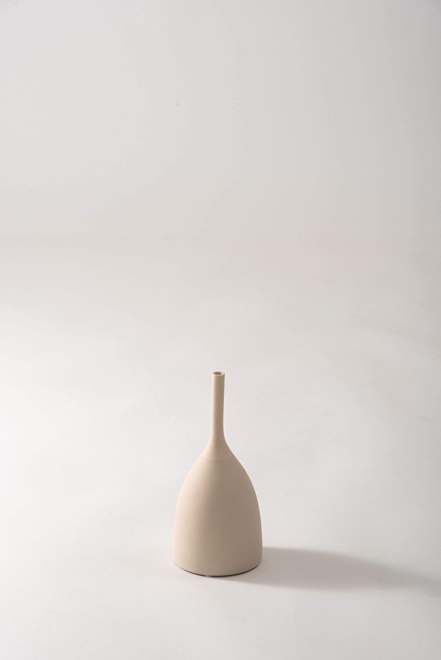 すっきりとしたフォルムの ロングフラワーベース F9-408｜form