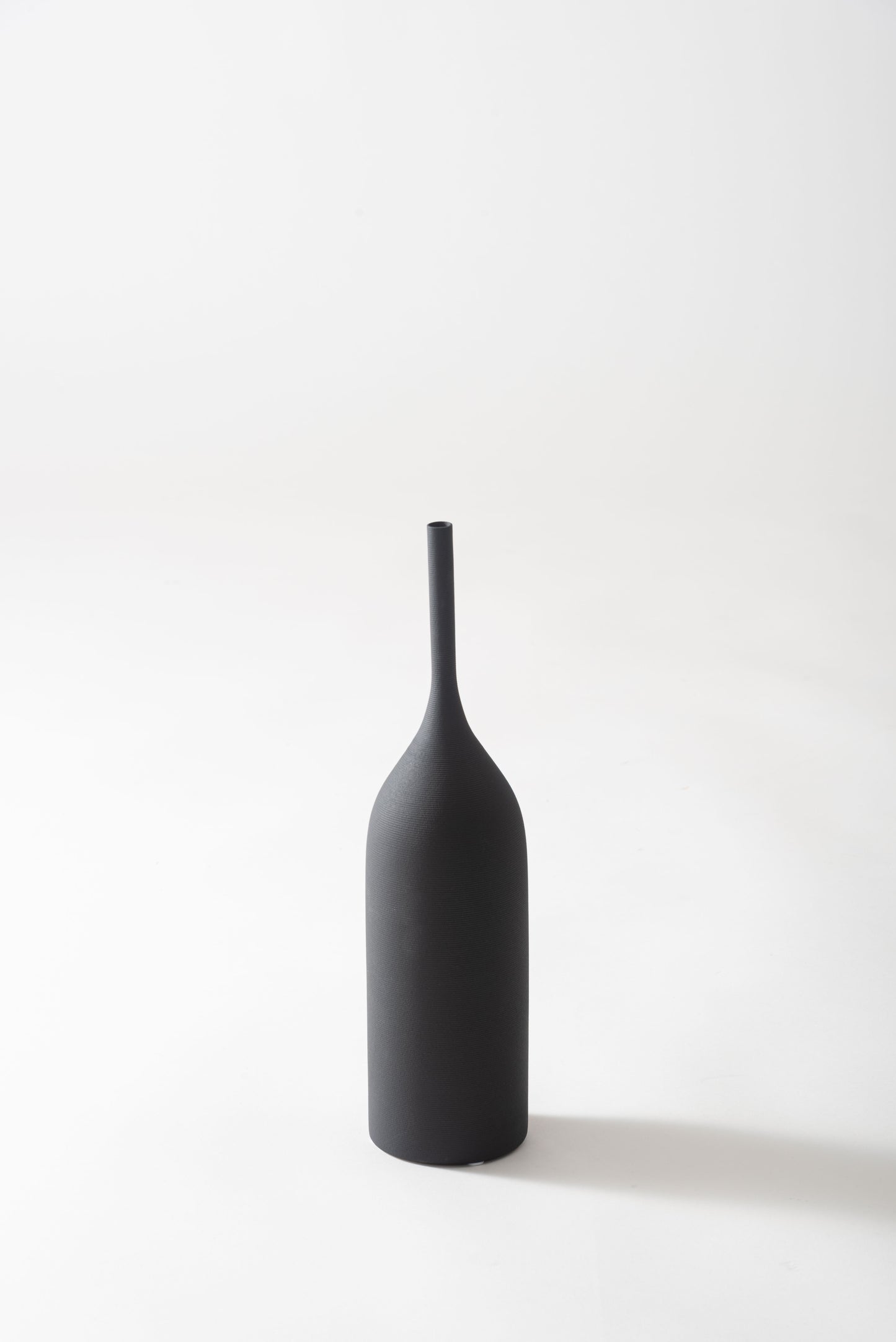スリムシルエットの ロングフラワーベース F9-409｜form