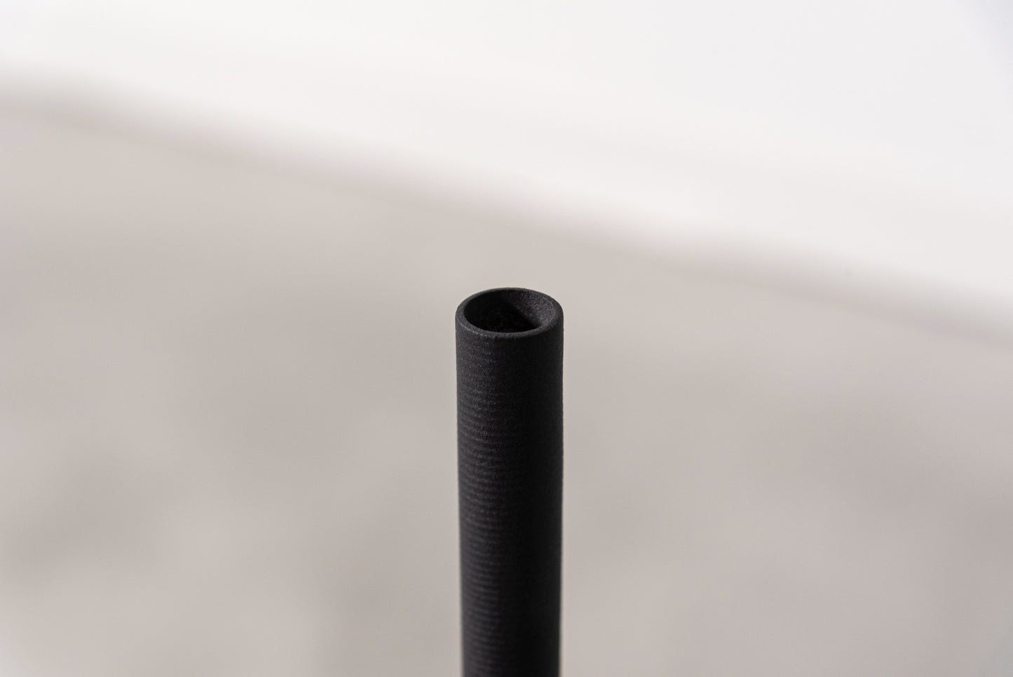 スリムシルエットの ロングフラワーベース F9-409｜form