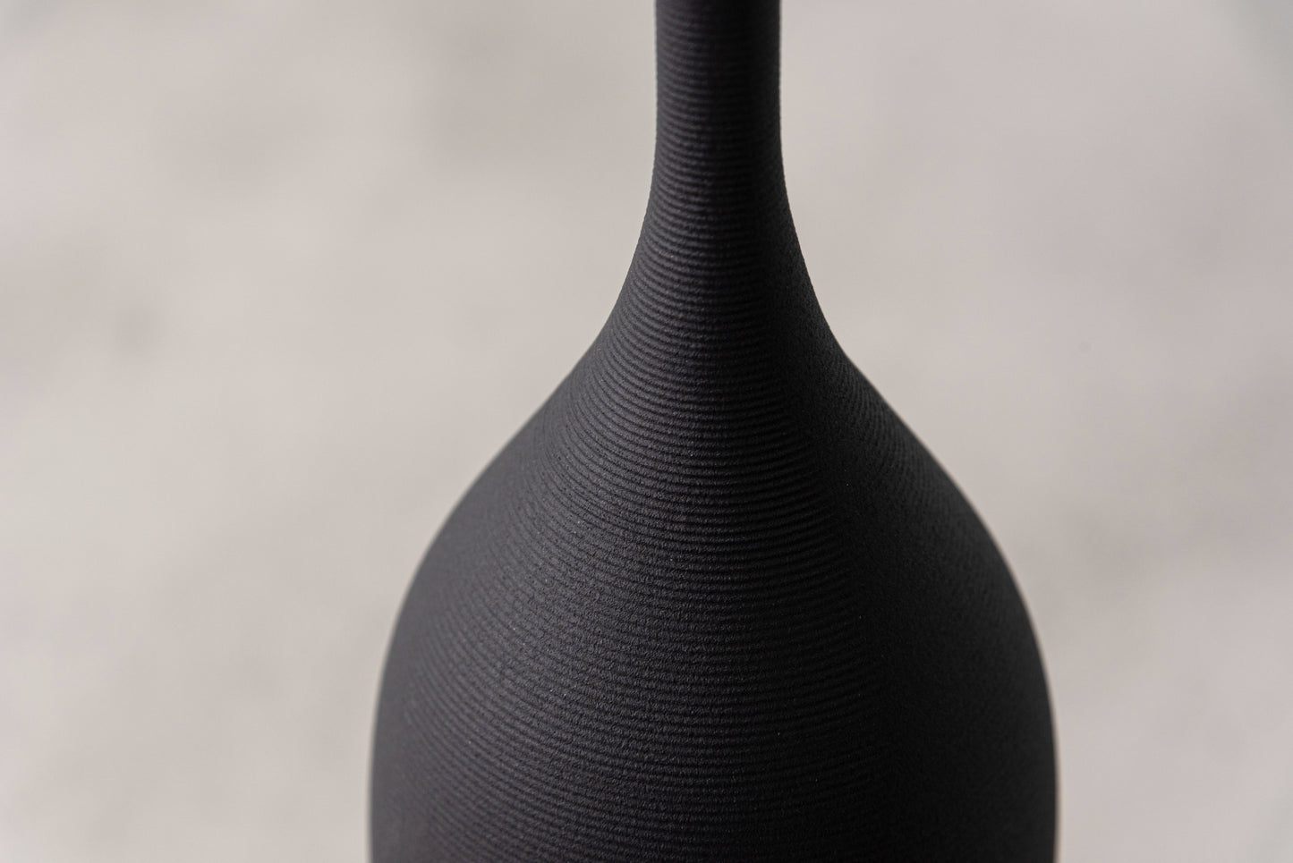 スリムシルエットの ロングフラワーベース F9-409｜form