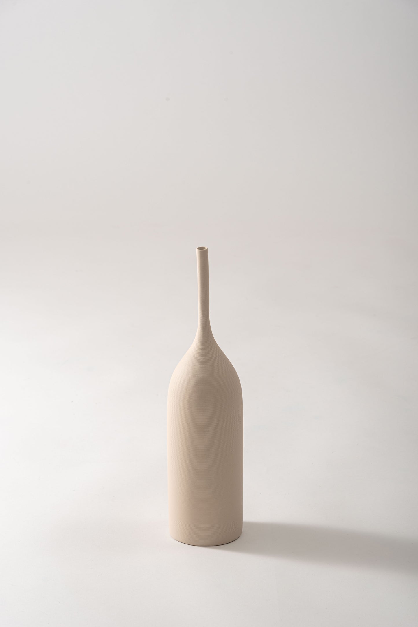 スリムシルエットの ロングフラワーベース F9-409｜form