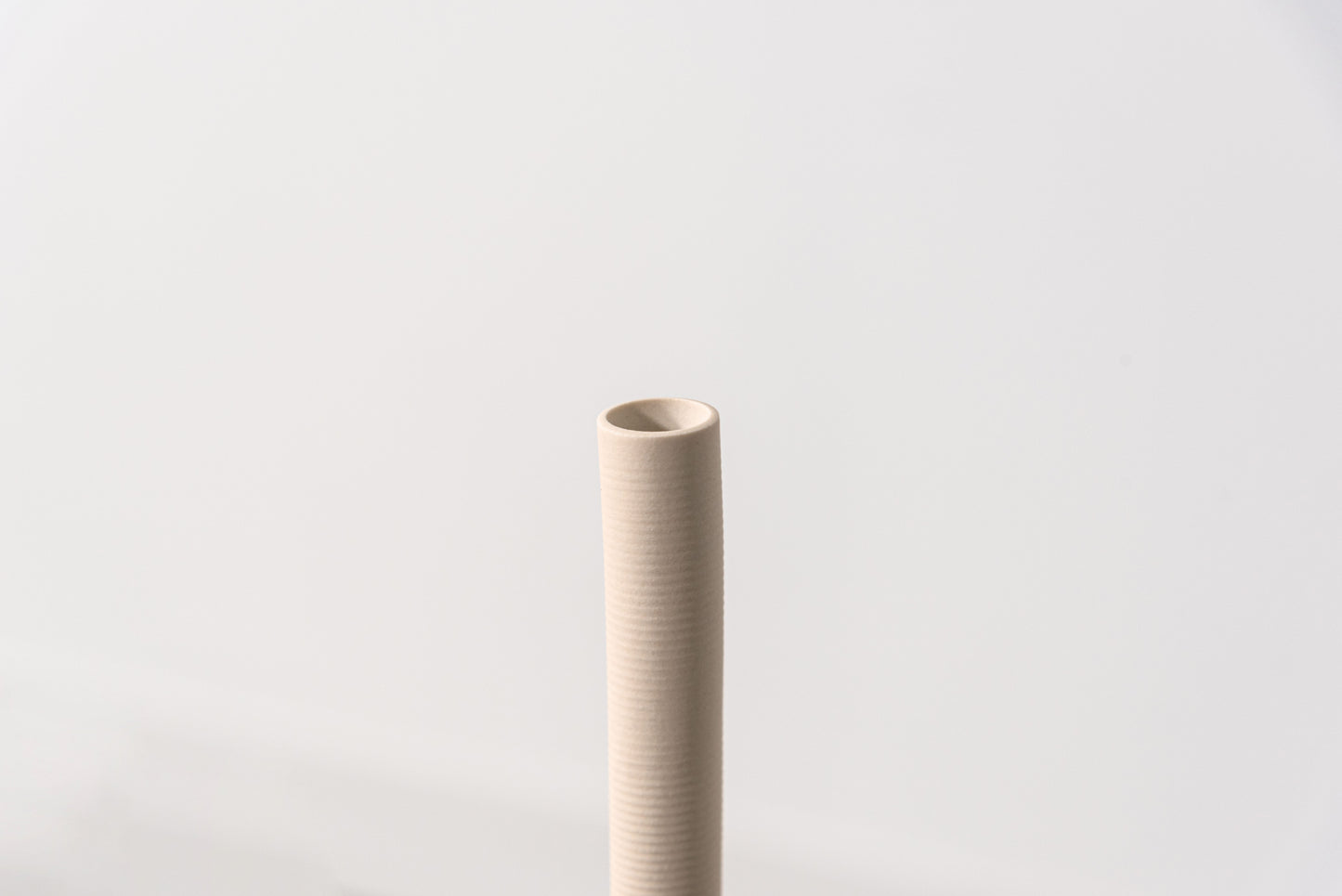 スリムシルエットの ロングフラワーベース F9-409｜form