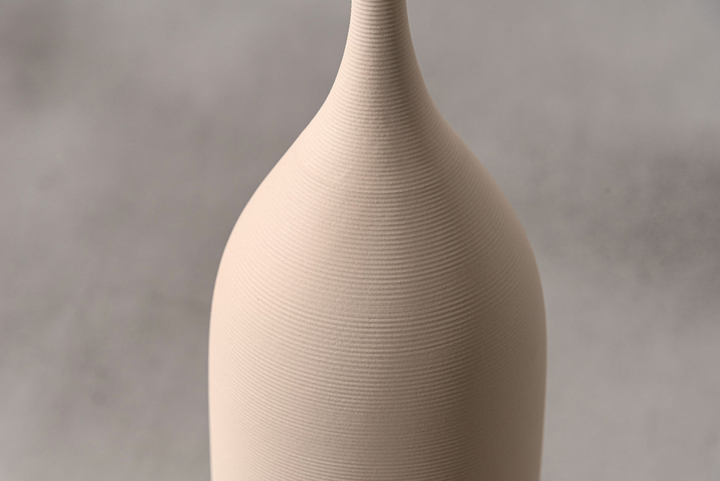 スリムシルエットの ロングフラワーベース F9-409｜form