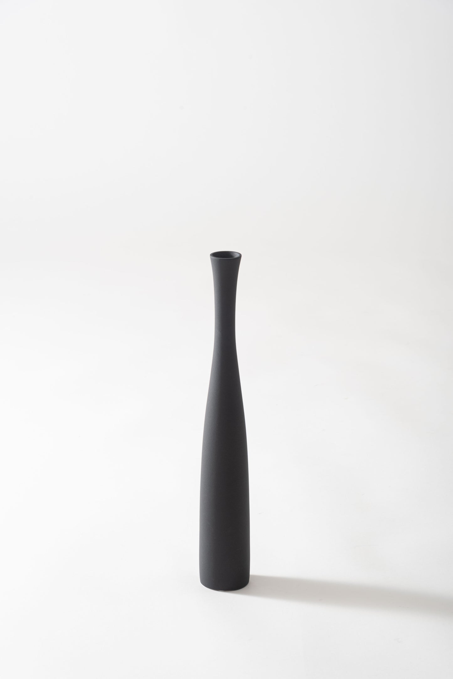 細身のフォルムが美しい ロングフラワーベース F9-410｜form