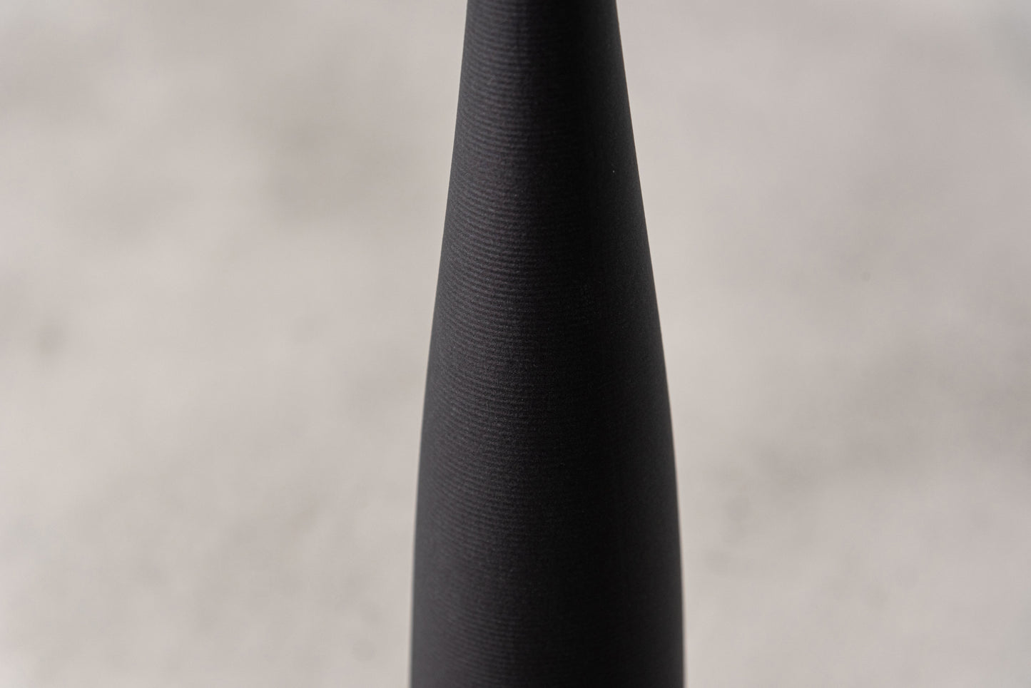 細身のフォルムが美しい ロングフラワーベース F9-410｜form