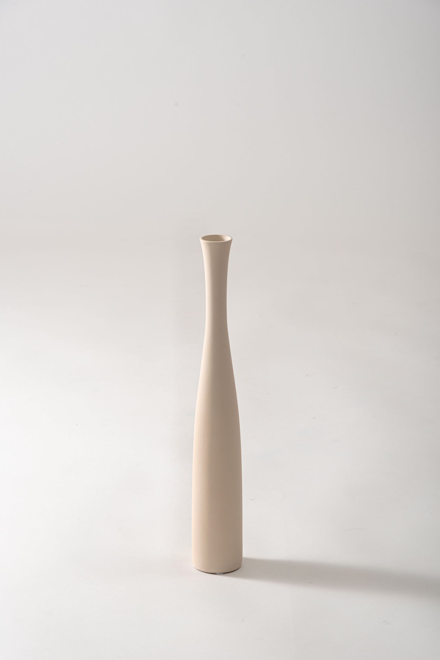 細身のフォルムが美しい ロングフラワーベース F9-410｜form