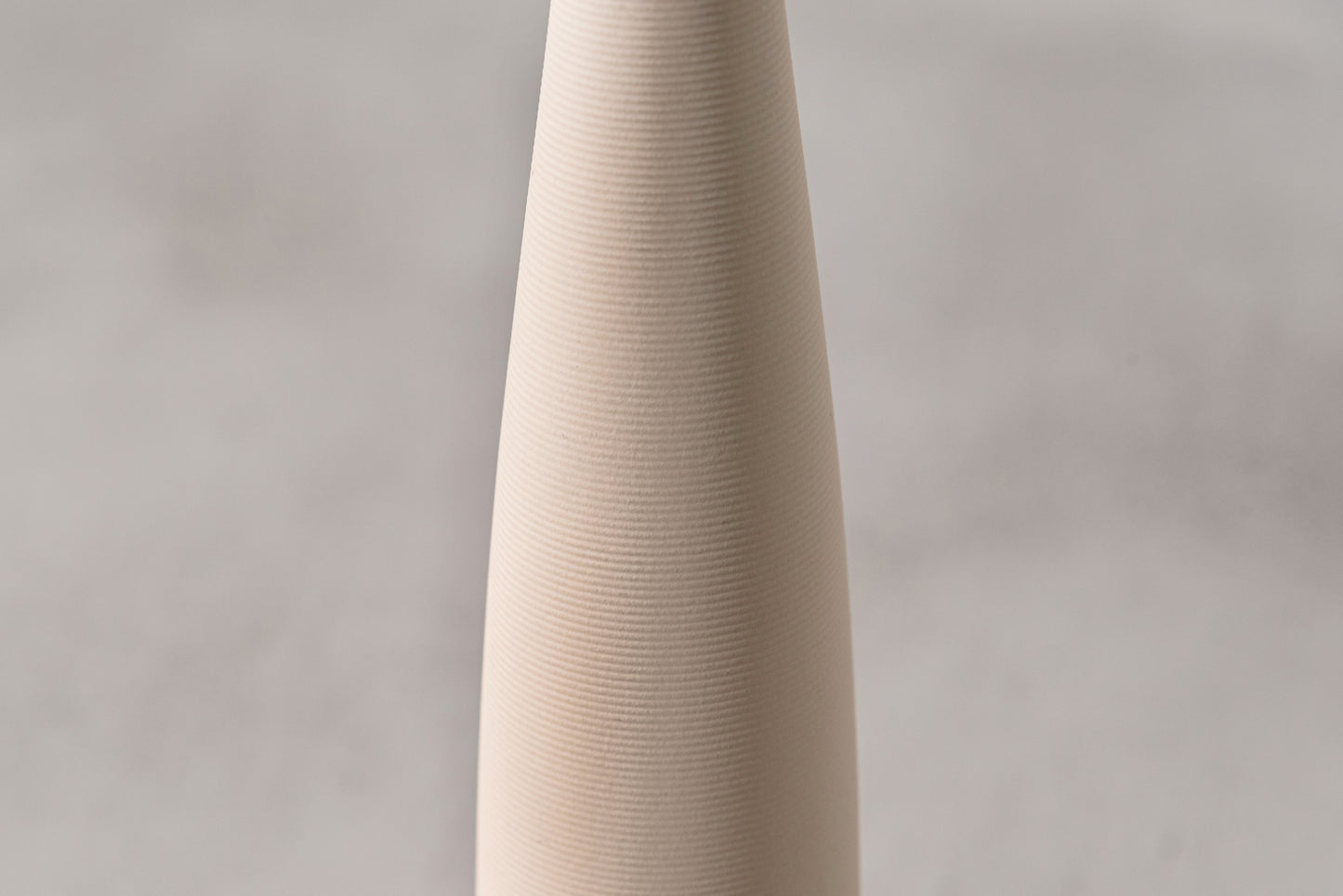 細身のフォルムが美しい ロングフラワーベース F9-410｜form