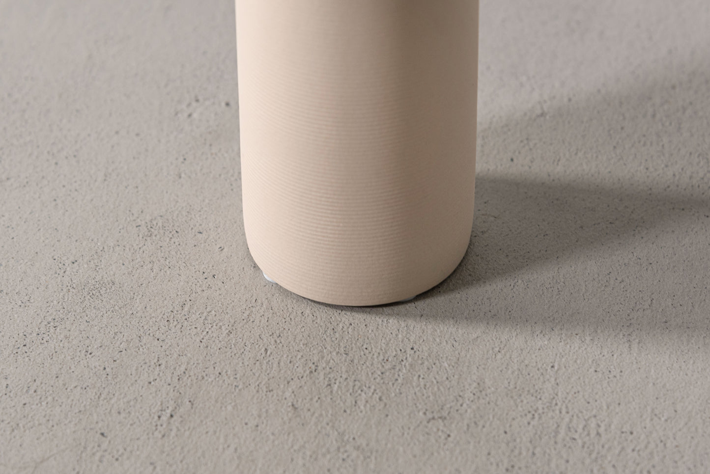 細身のフォルムが美しい ロングフラワーベース F9-410｜form