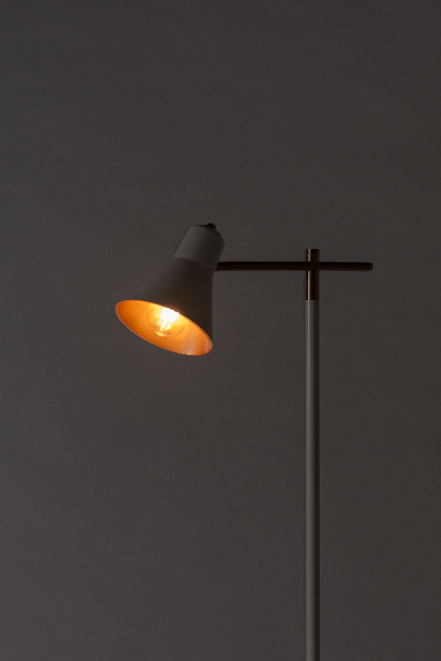 ゴールドのアームが映えるフロアライト｜form