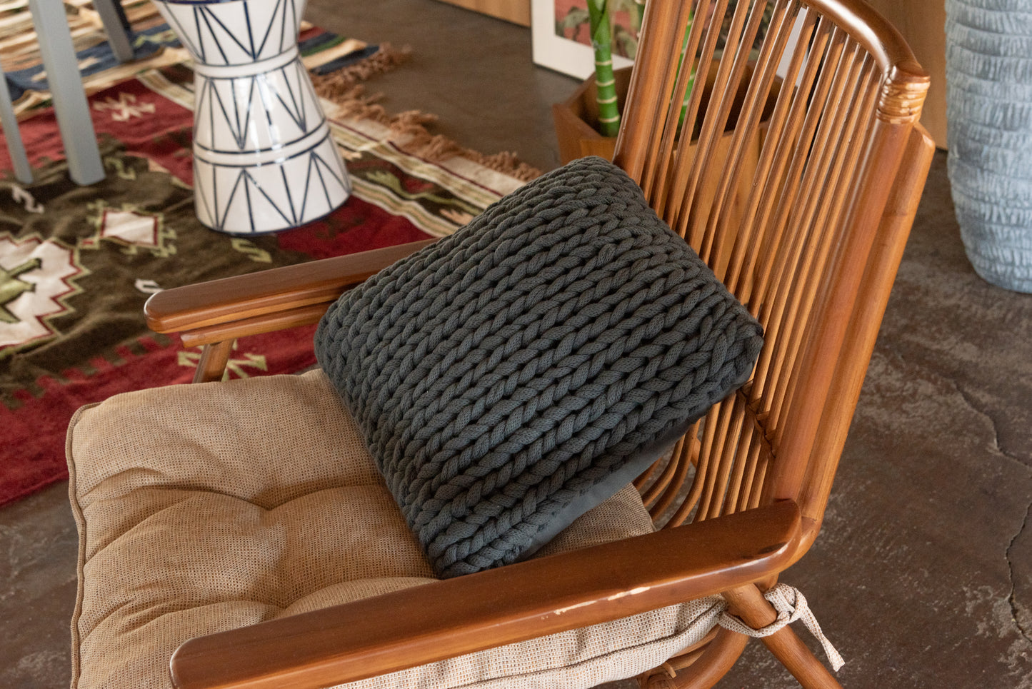 ニットのように編み込まれたクッション