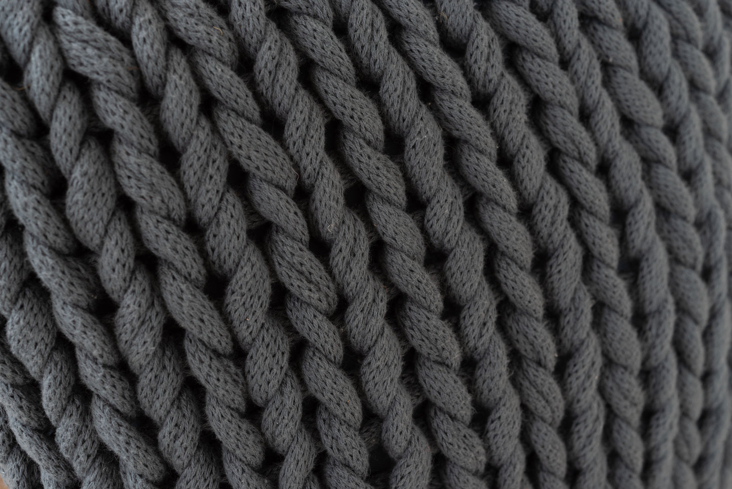 ニットのように編み込まれたクッション