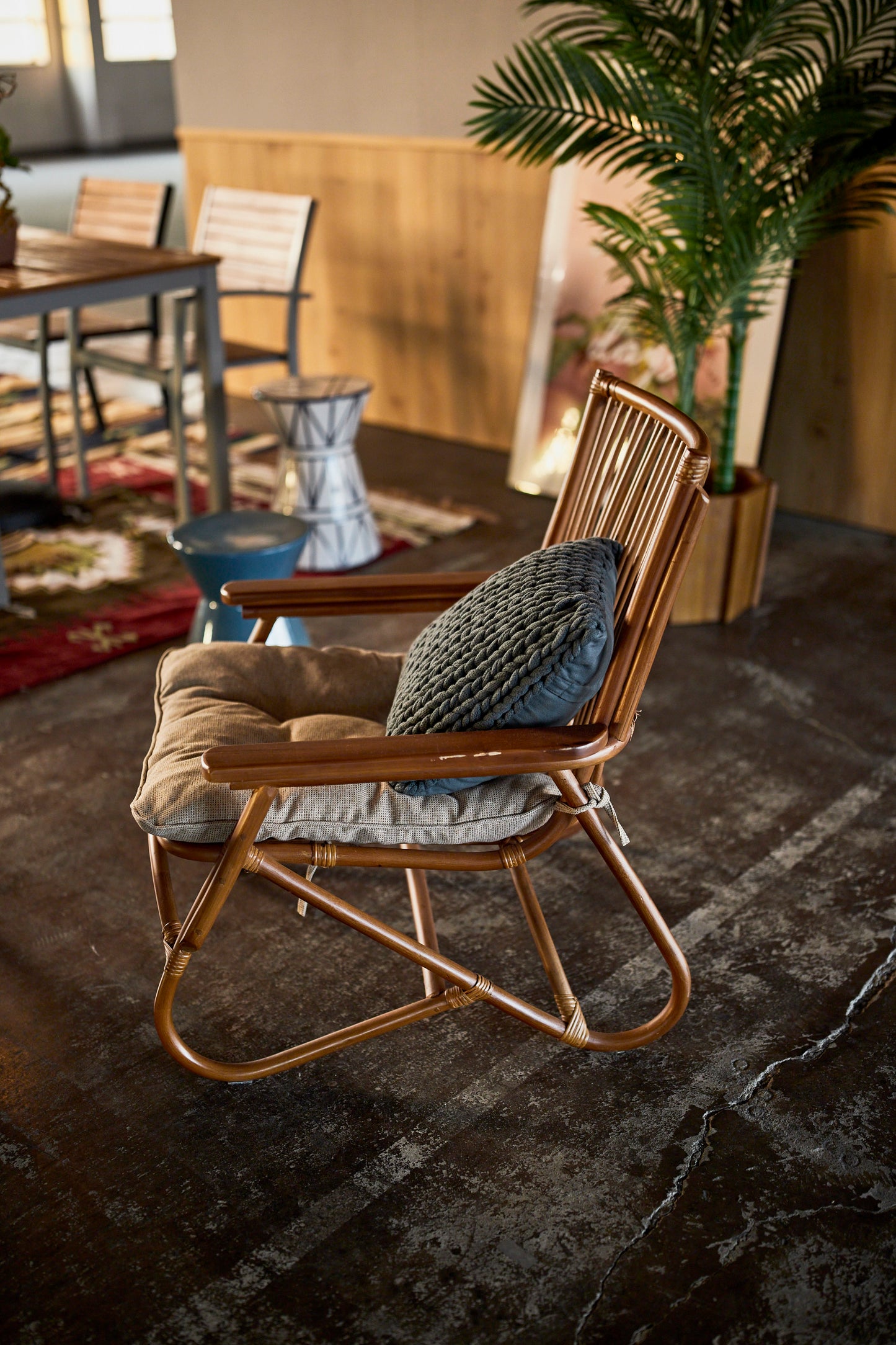 ニットのように編み込まれたクッション