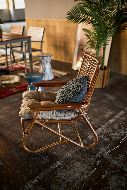 ニットのように編み込まれたクッション