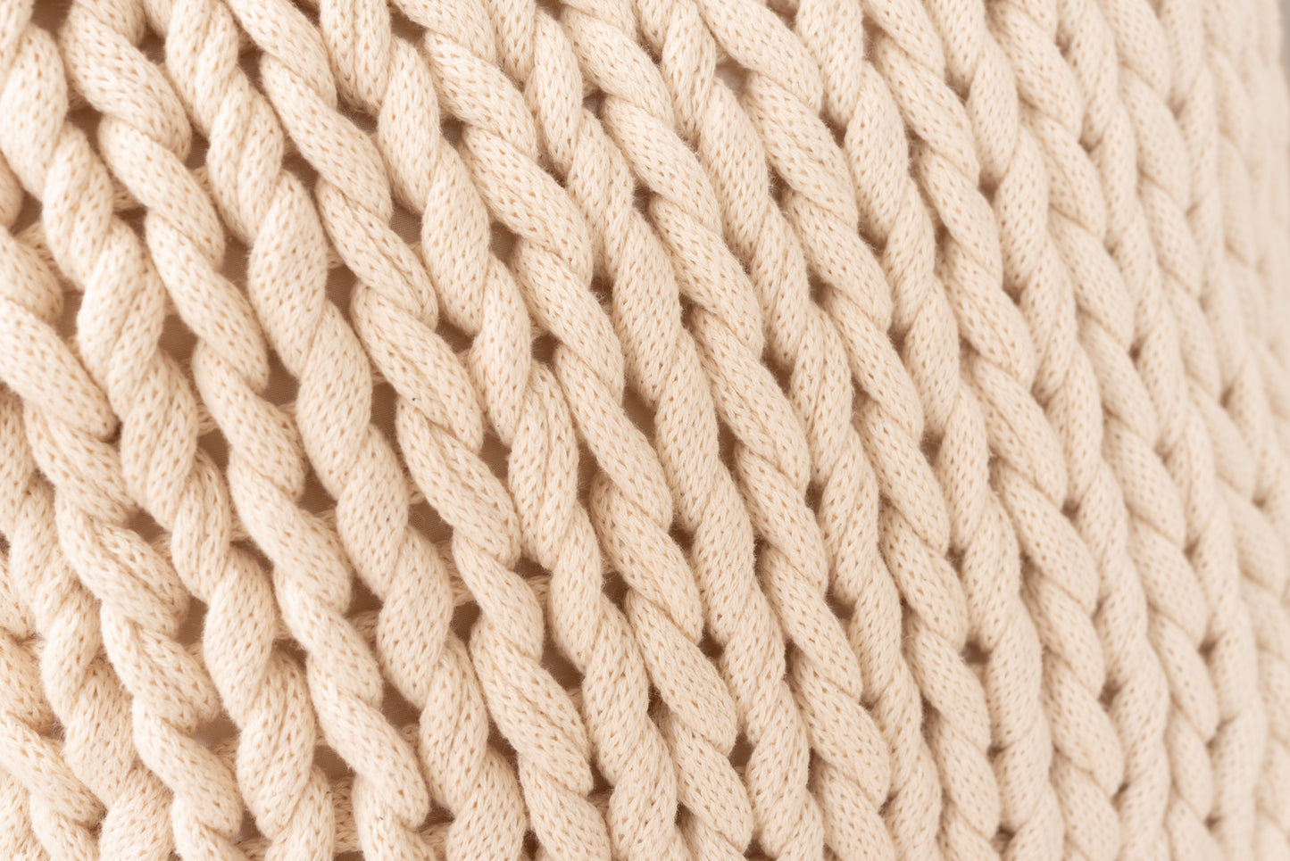 ニットのように編み込まれたクッション