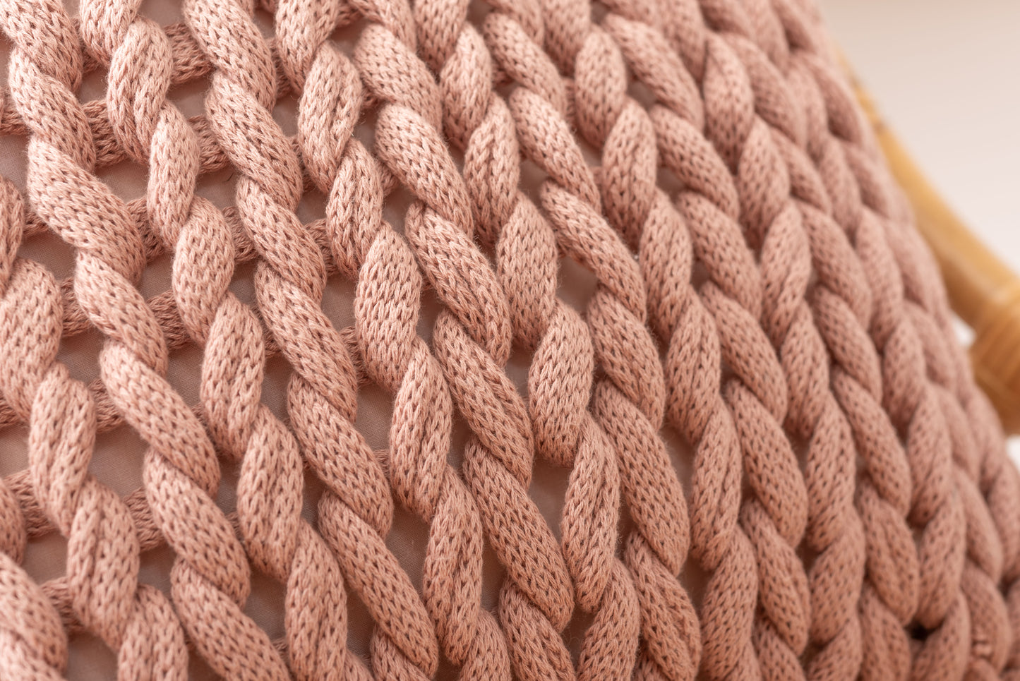 ニットのように編み込まれたクッション