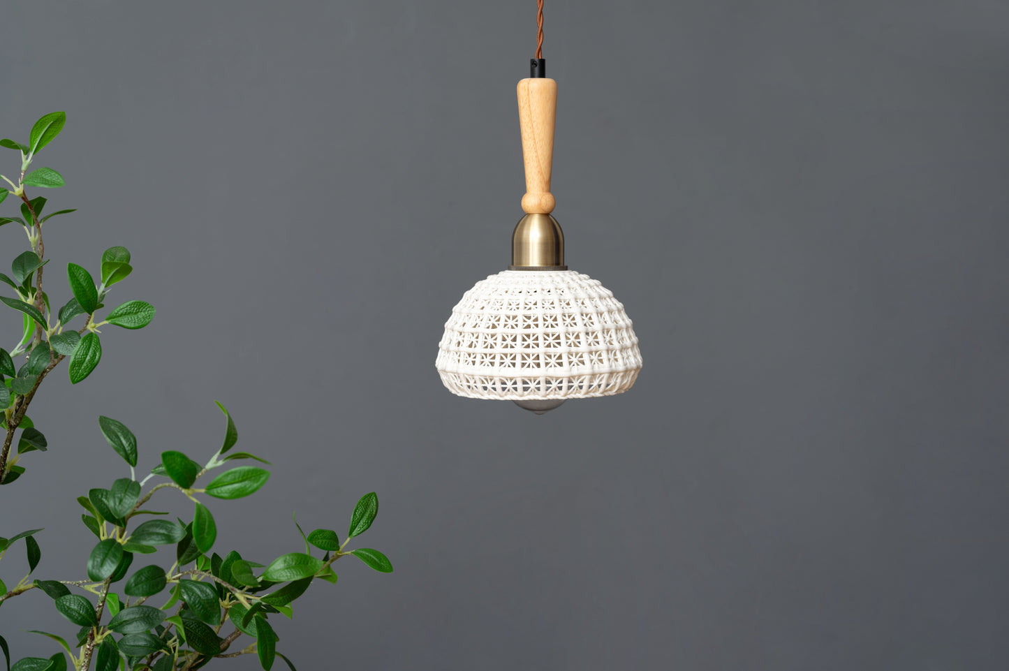 木と陶器、ぬくもりの灯 ペンダントライト LED電球対応 ｜DALO