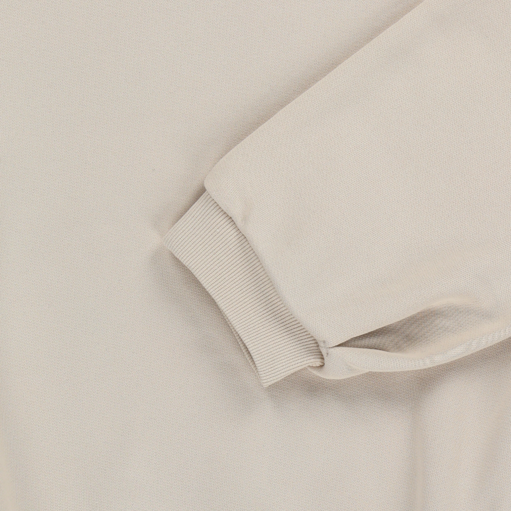 ユニセックスで着れる｜ベーシックなロゴスウェットシャツ