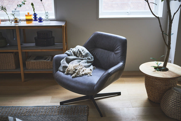 しっかり包み込まれるラウンジチェア ラウンジチェア 360度 回転 おしゃれ チェア 肘あり 肘掛付き イス 椅子｜VELYN