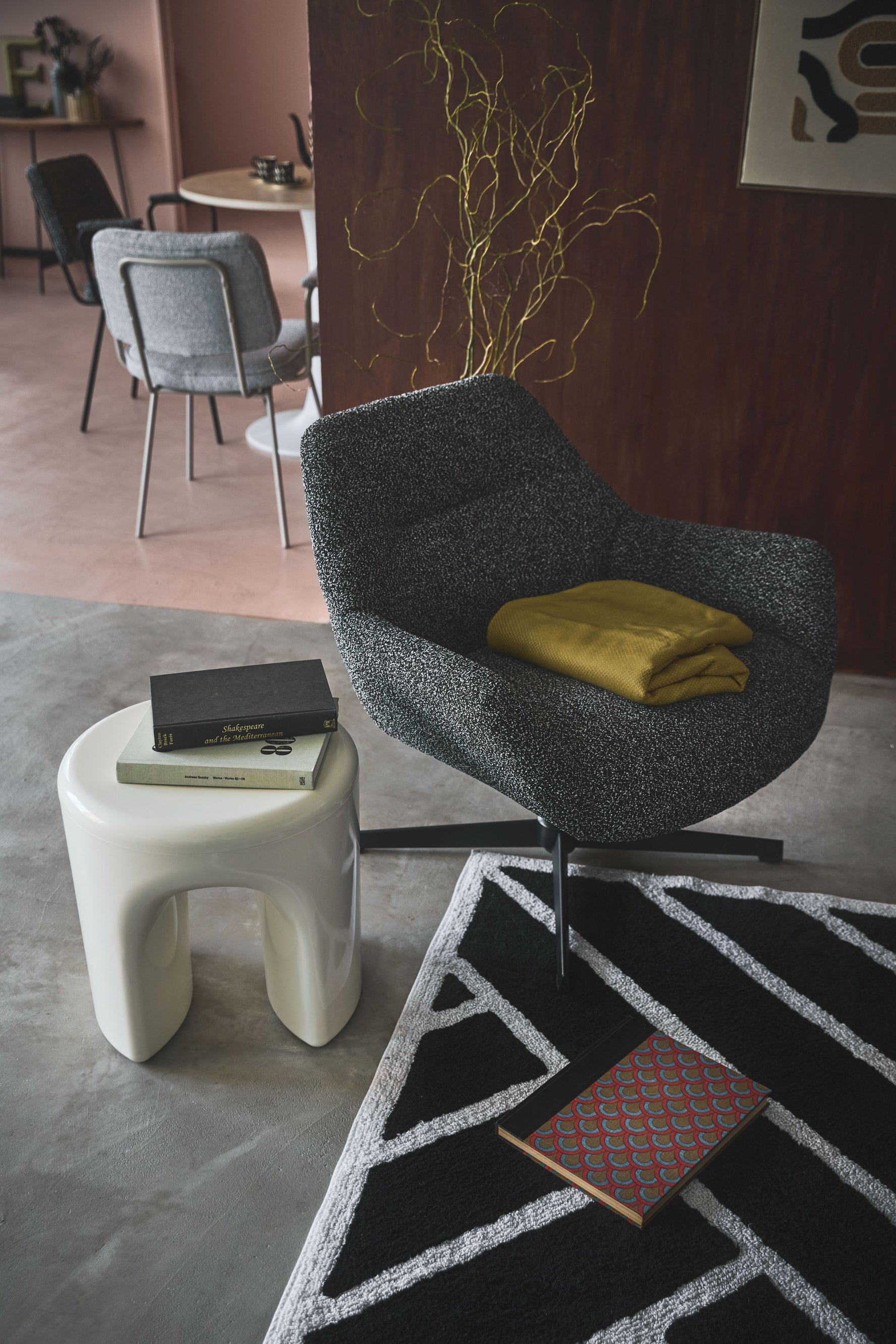 しっかり包み込まれるラウンジチェア ラウンジチェア 360度 回転 おしゃれ チェア 肘あり 肘掛付き イス 椅子｜VELYN