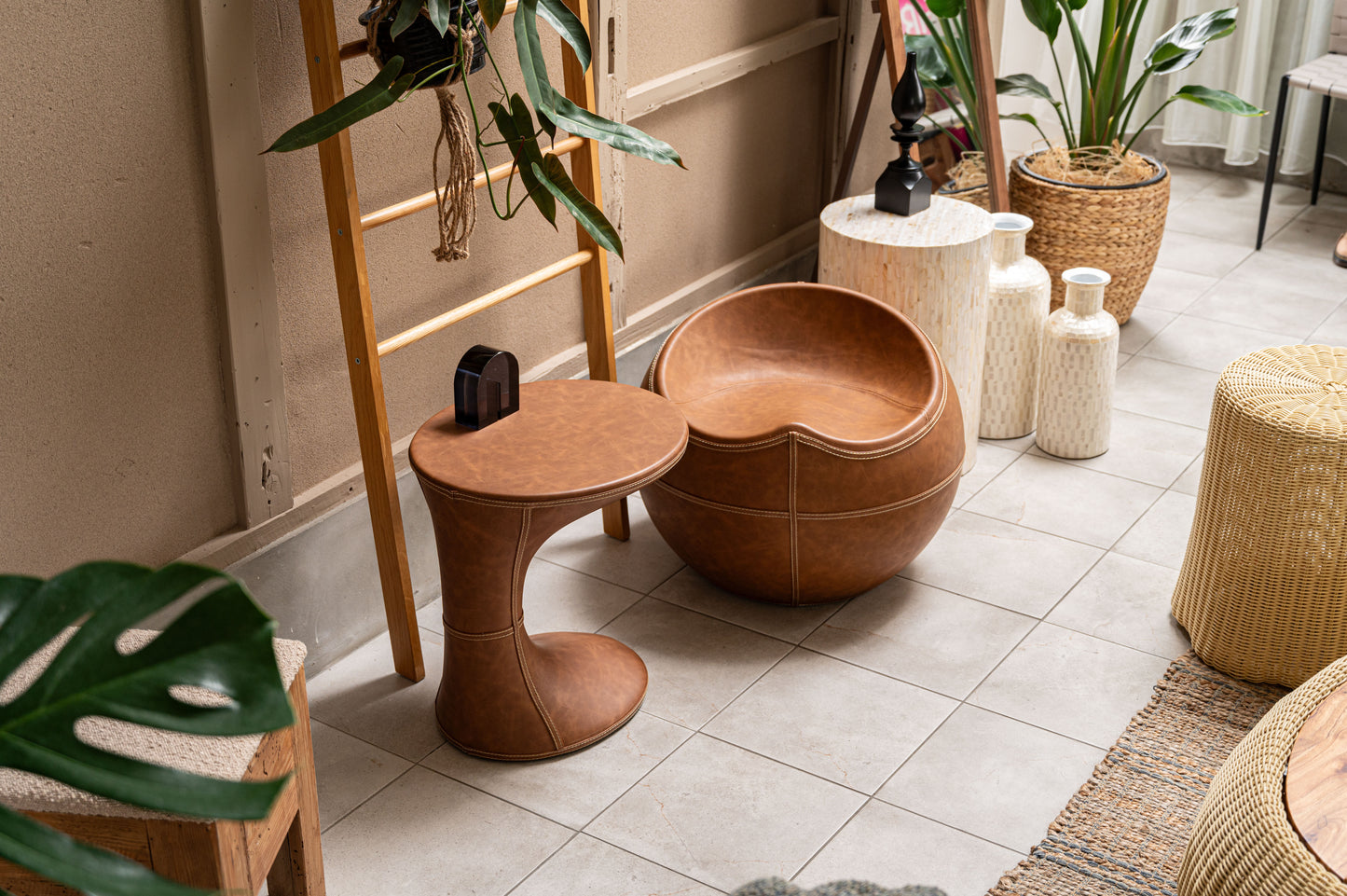 ソフトレザースツール｜空間の主役になる独創的なフォルム