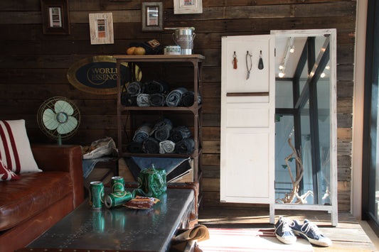 アンティークドアのようなスタンドミラー ｜ SOLE